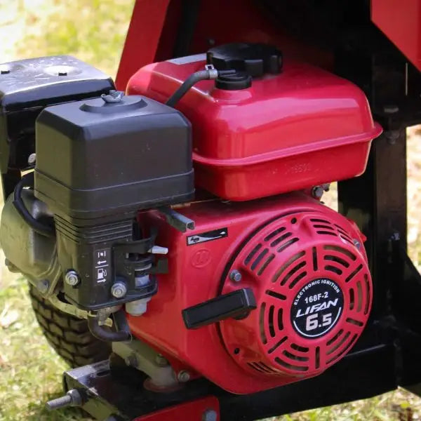 Close-up of a red and black engine with 'Lian' branding on a grassy background